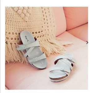 Get yourself a pair of flat sandals !! 🚨JUST SIZE 8.5 AVAILABLE 🚨